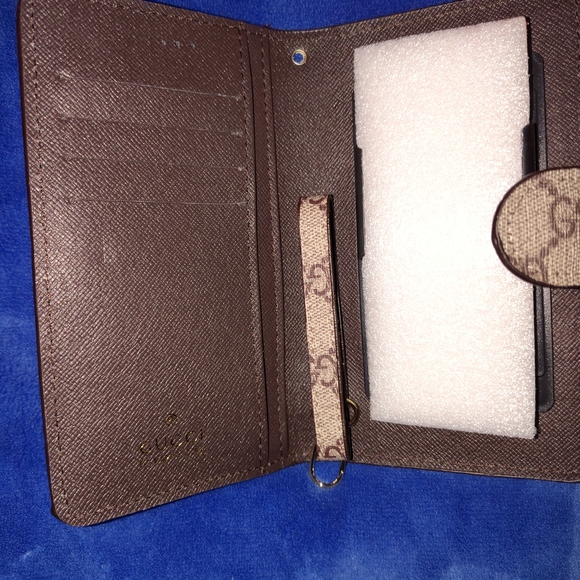 Gucci Beige and Green Monogram Phone Case - Picture 2 of 5